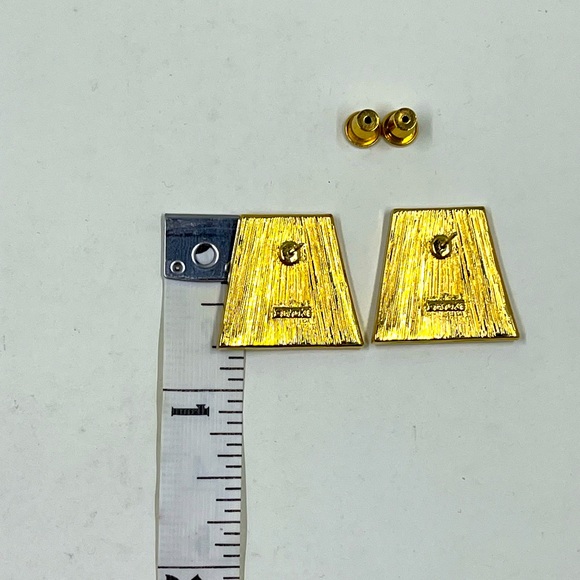 Evoke Signed Vintage Geometric Design Stud Earrings - Picture 7 of 7